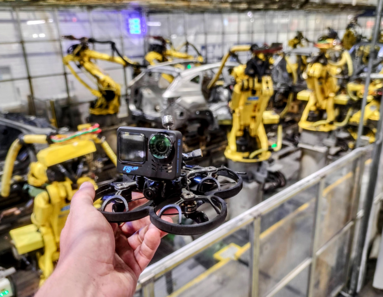 FPV dron vs. automobiloví roboti: Jak se natáčí v srdci Hyundai Nošovice za plného provozu